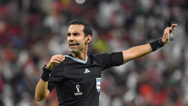 César Ramos de árbitro en el Suiza vs Portugal